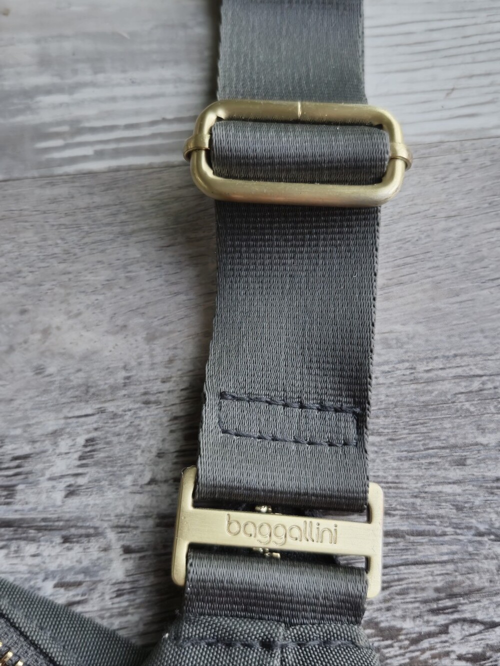 Baggallini Helsinki Crossbody Travel Bag Gray Gold Hardware RFID Wristlet - Picture 7 of 14